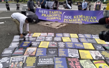 Setahun Prabowo–Gibran Dinilai Gagal, Koalisi Masyarakat Sipil Turun Bawa Payung Hitam Tuntut Kembalikan TNI ke Barak