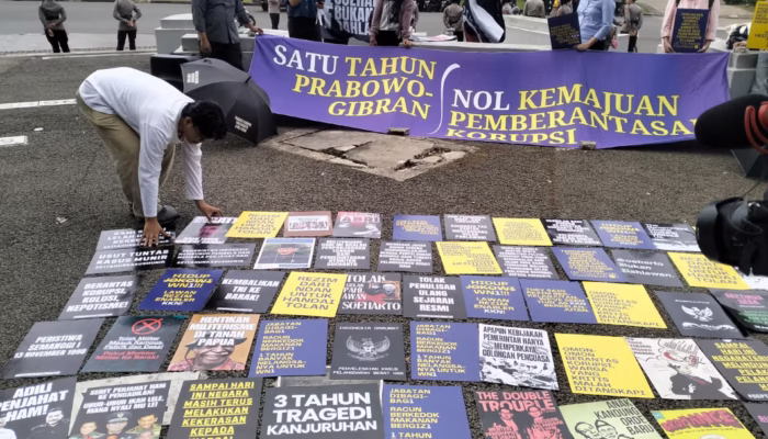 Setahun Prabowo–Gibran Dinilai Gagal, Koalisi Masyarakat Sipil Turun Bawa Payung Hitam Tuntut Kembalikan TNI ke Barak